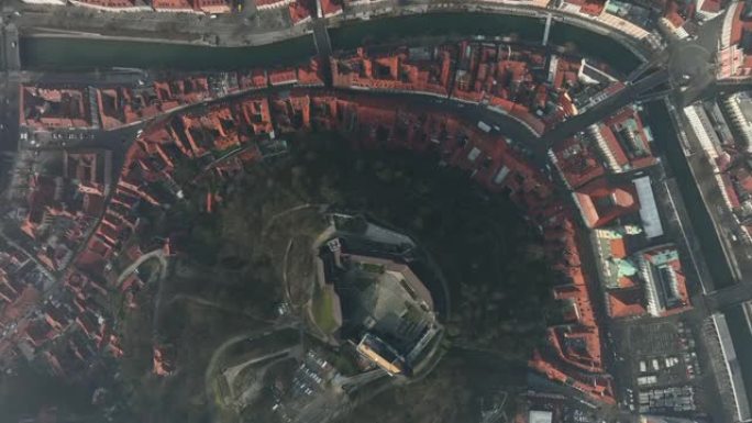 在晴朗的日子里，空中无人机拍摄了卢布尔雅那旧城
