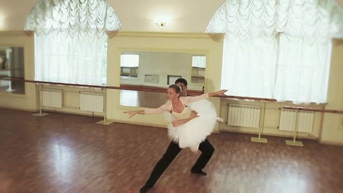 优雅的夫妇在工作室练习芭蕾舞动作，慢动作