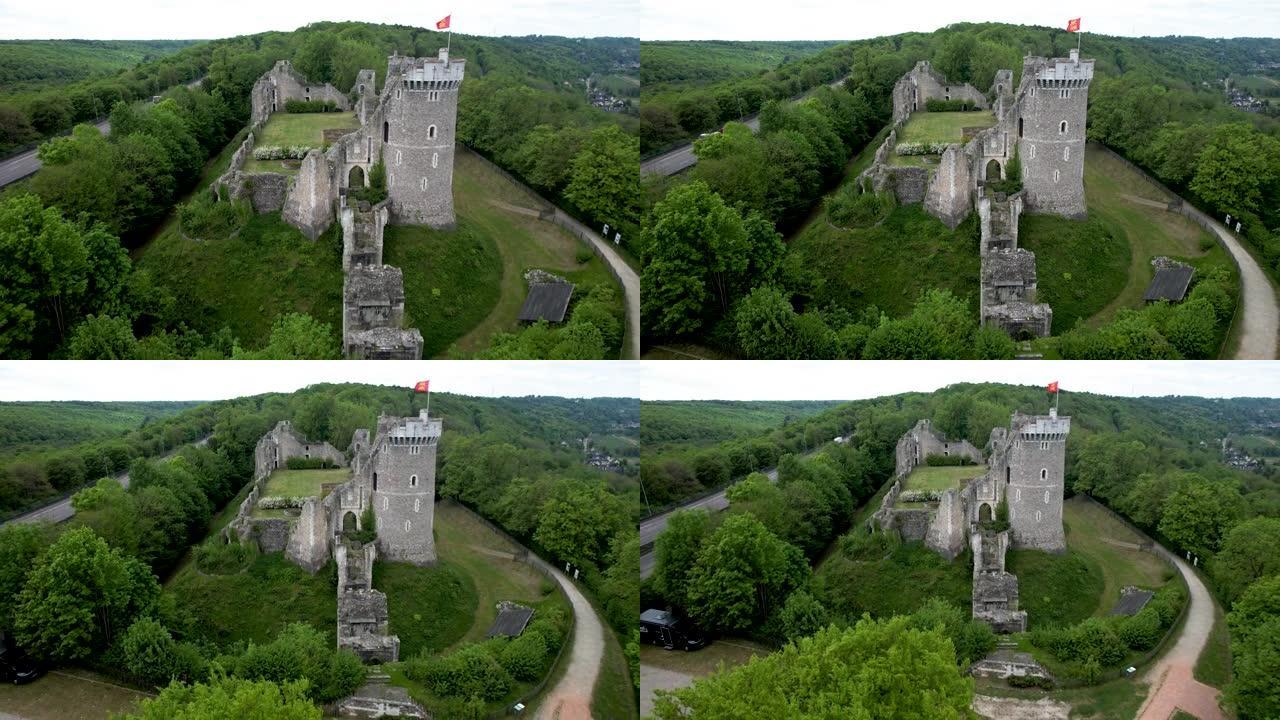 拉回高速公路旁的法国乡村城堡遗址的鸟瞰图