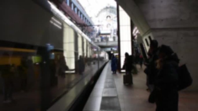 安特卫普中央火车站，视频，人们登上火车，比利时，欧洲