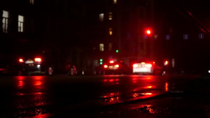 灯火管制期间，在灯火不亮的基辅，汽车停在红灯前。