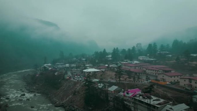 雨中烟熏山湖的电影彩色分级镜头