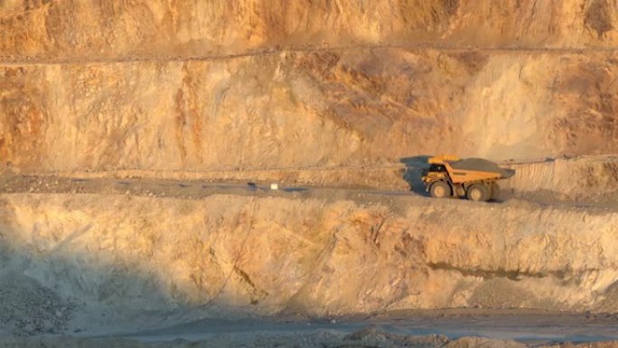 大型采石场自卸车在露天矿运输矿石，慢动作
