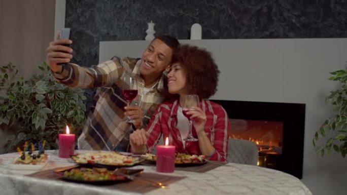 幸福深情的黑人夫妇在浪漫晚餐时自拍