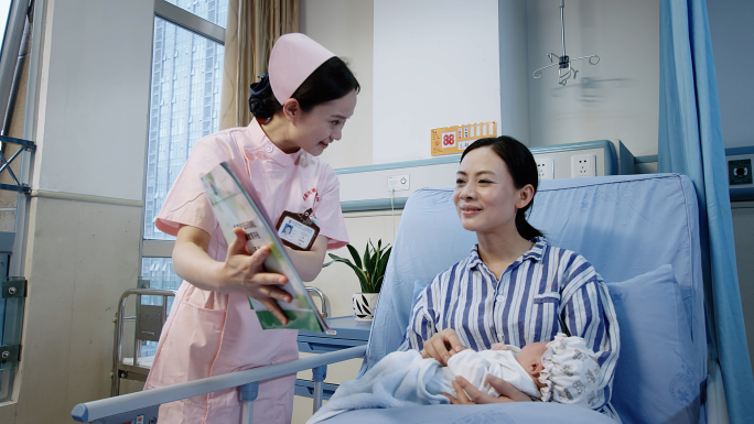 妇产科护士教新生儿妈妈哺育知识