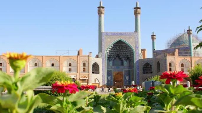 伊朗伊斯法罕-5月15日，2022: 进入星期五清真寺 (伊斯法罕的贾梅清真寺)，花园前景