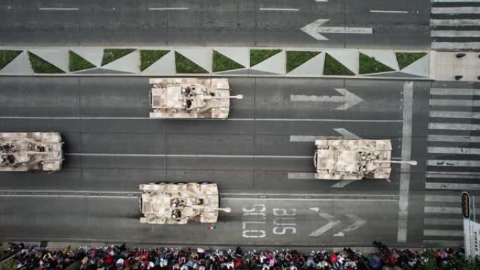 无人机拍摄的照片显示，墨西哥军队在阅兵期间的伪装坦克