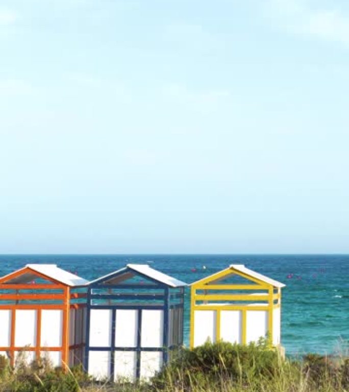 著名的木制海滩小屋在萨加罗与Playa de Sant Pol，布拉瓦海岸。西班牙。地中海。TVer