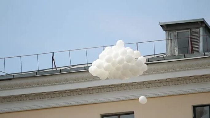 一堆白色气球在蓝天、传统仪式、环境中飞翔
