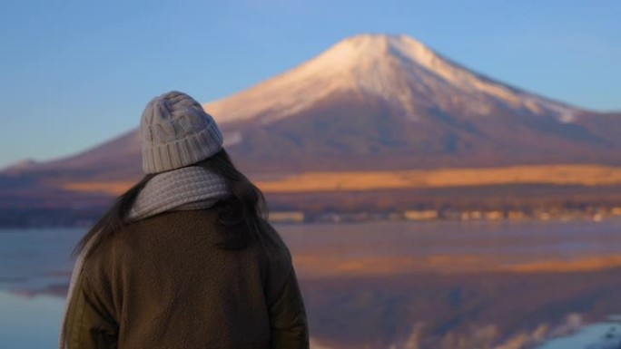 女人看着山中湖和富士山