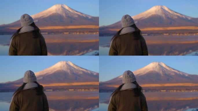 女人看着山中湖和富士山