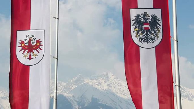 蒂罗尔 (Tyrol)，奥地利国旗挥舞着，背景上雄伟的白雪皑皑的阿尔卑斯山