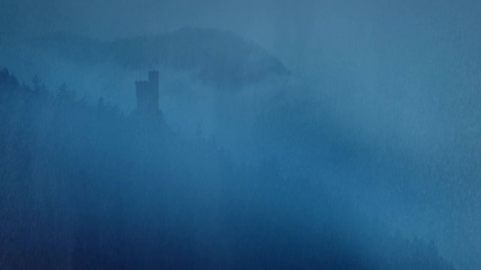大雨和薄雾中的城堡幻想场景