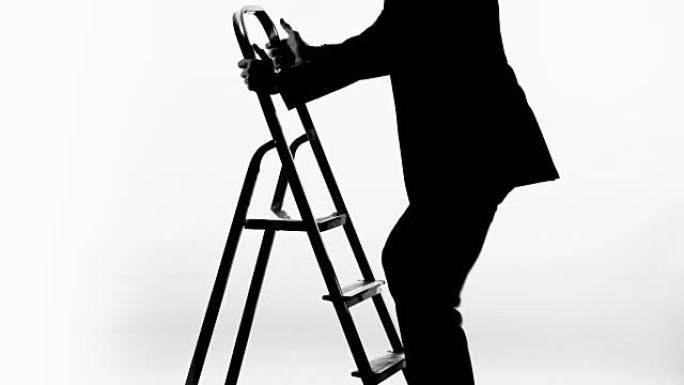穿着西装的男人爬上职业阶梯，得到工作晋升，进步