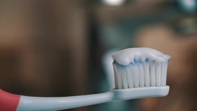 牙膏从管子爬到牙刷特写镜头上