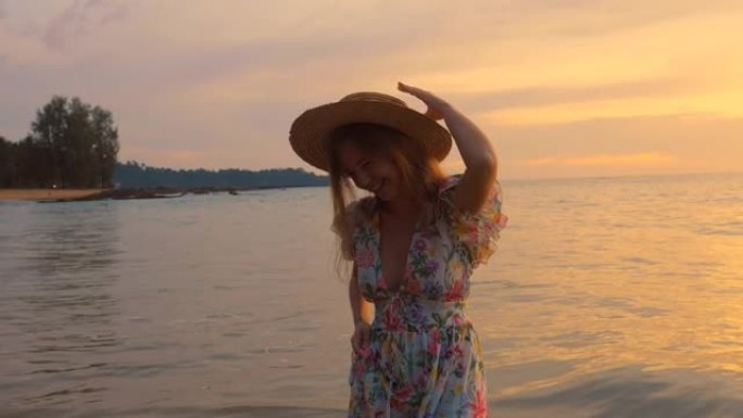 一位女性旅行者在日落时在热带沙滩上捕捉生命，自由和享受的本质