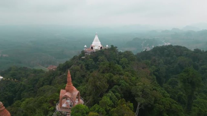 泰国丛林山上佛教寺庙的鸟瞰图