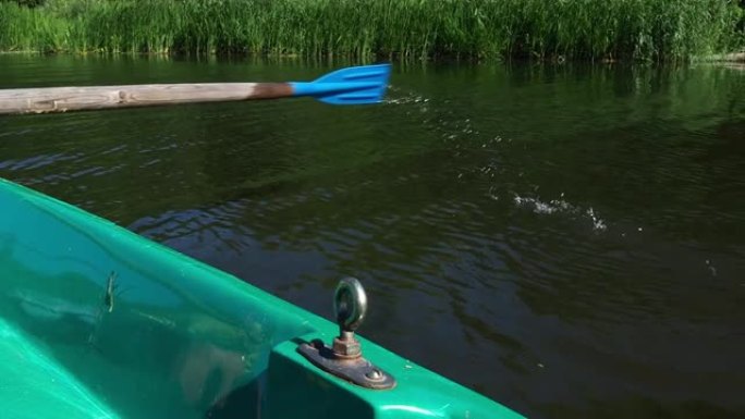 船漂浮在水面上。桨在水里。自然界中暑假的概念。