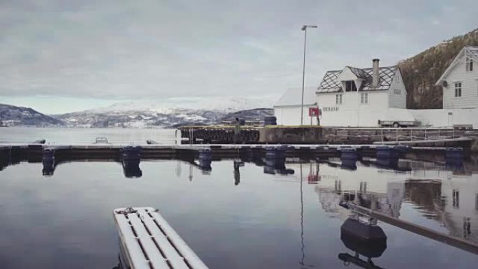 一个人独自在挪威海边的码头上