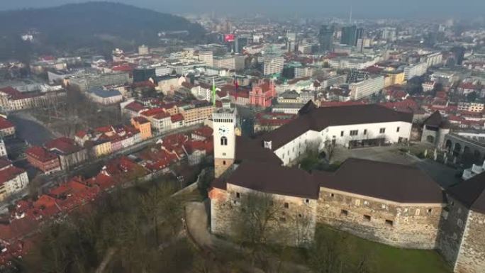 晴天在城市上方的卢布尔雅那城堡进行空中无人机拍摄