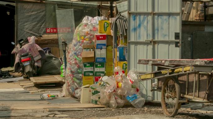 废品收购为生的人家棚户区平房住户