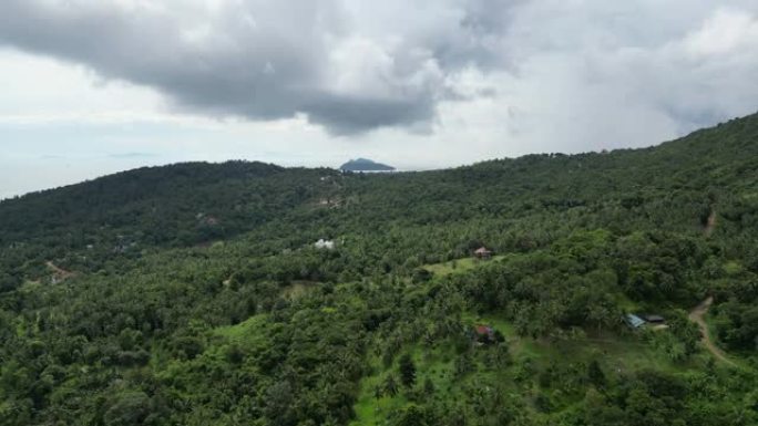 泰国丛林的航拍视频，背景是小房子和岛屿