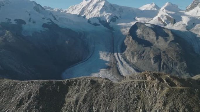 策尔马特山谷的空中无人机拍摄，前景是山脊线