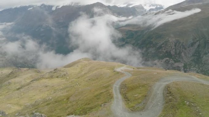 空中无人机拍摄了山谷上方的一条小山路