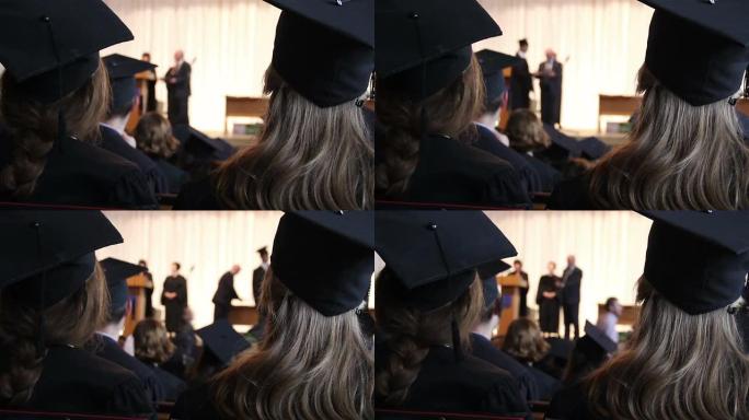 大学校长向即将毕业的学生颁发证书，握手