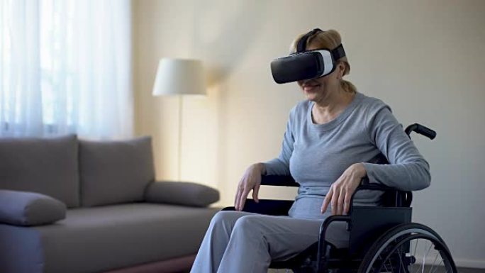 坐在轮椅上的退休妇女戴着vr护目镜，享受游戏，技术
