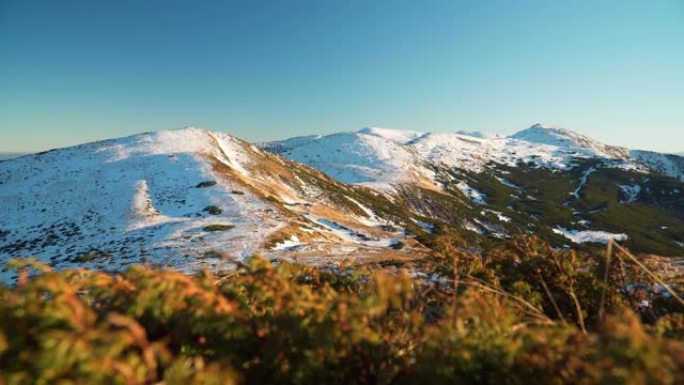 山顶的风景被雪，云雾覆盖在下面