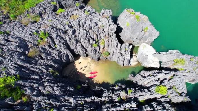 石灰岩山，里面有一个泻湖。
