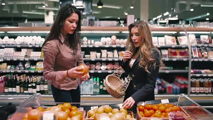 两个朋友在超市挑选水果和蔬菜