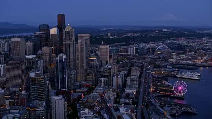 西雅图市区的空中飞行，带有粉红色的西雅图巨轮