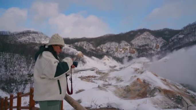 女人在地狱谷拍照地狱谷风光雪山大雪纷飞