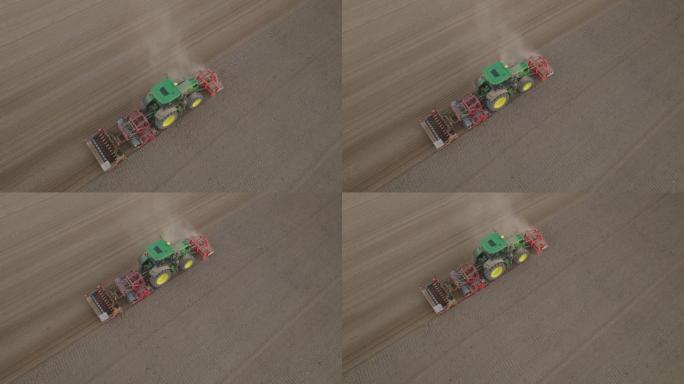 无人机从上方拍摄干草田里的拖拉机