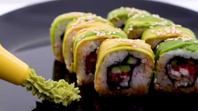 文本空间Sushiya餐厅提供美味的食物日本中国亚洲日本美味的食物健康寿司卷绿龙鳗鱼鳄梨芝麻unag