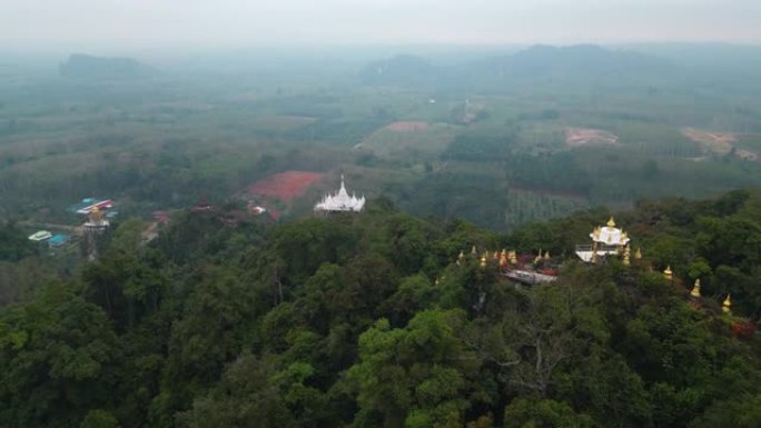 泰国丛林山上佛教寺庙的鸟瞰图