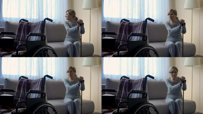 悲伤的退休女士在医院等待丈夫，看着轮椅，康复