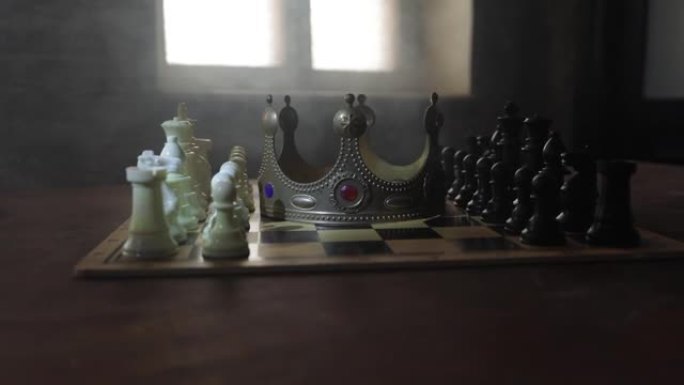 棋盘上的红色皇家椅子 (中世纪王座) 缩影。。棋盘游戏的经营理念和竞争战略理念。选择性聚焦