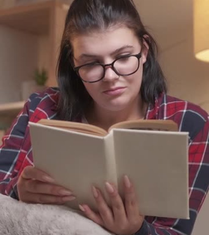 垂直视频阅读休闲智能女书
