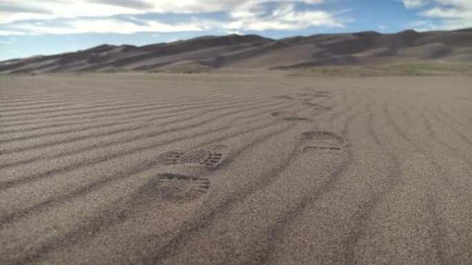 沙漠中部沙丘中留下的脚印