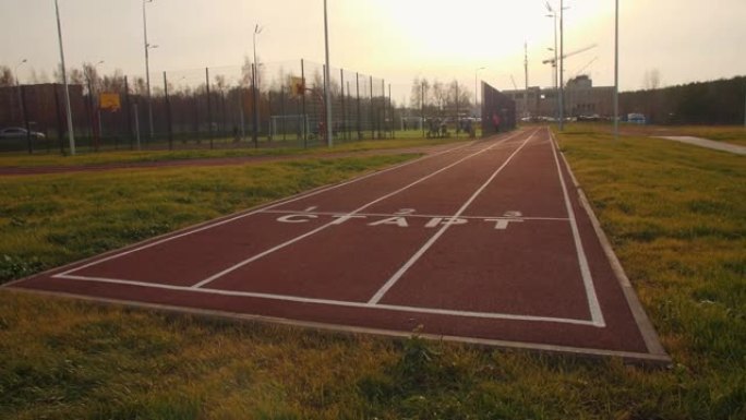 运动场上的短距离跑步和草坪跑道