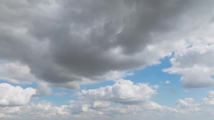 4k镜头深灰色的暴风云在天空中快速移动，时间圈数。戏剧性的云彩的时间运动覆盖了整个天空，特写。B卷延