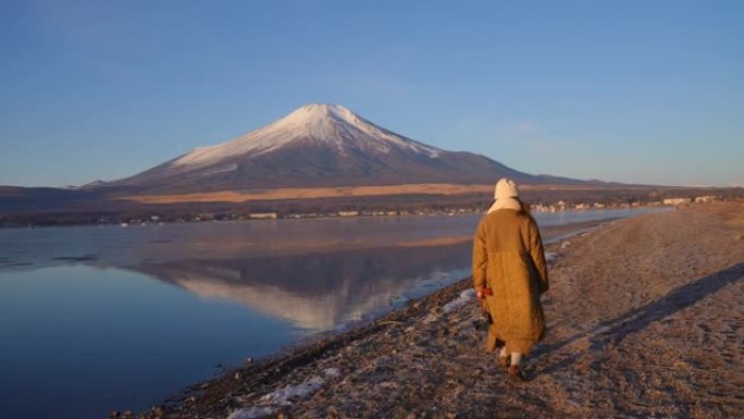 女性游客漫步山中湖