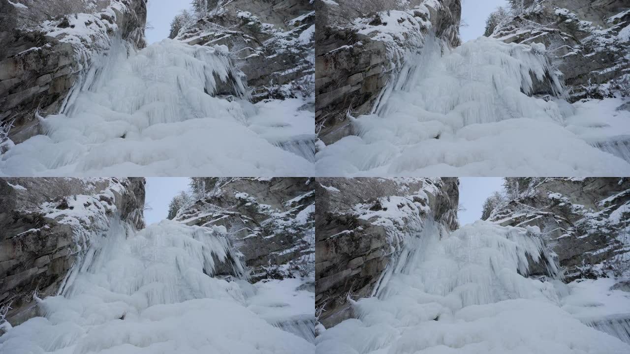 山中冰冻瀑布的静态视图