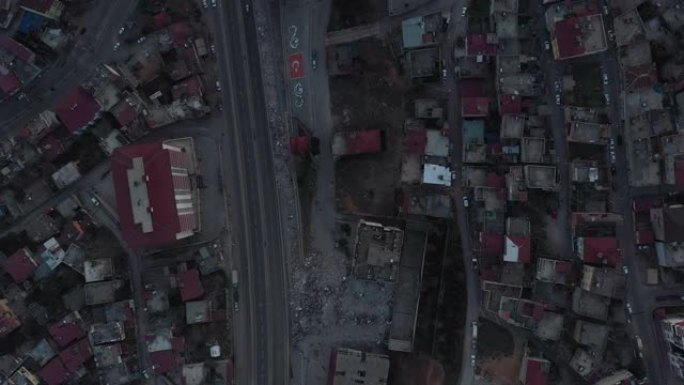 救援组织正在土耳其受地震影响的地区开展工作。