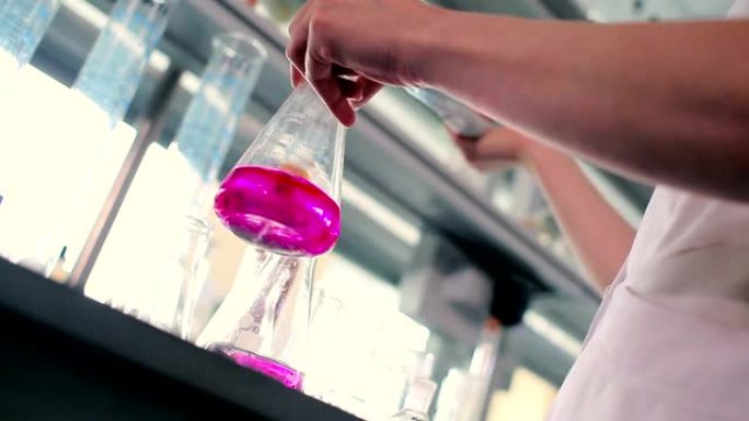 科学染料被添加到锥形瓶中。