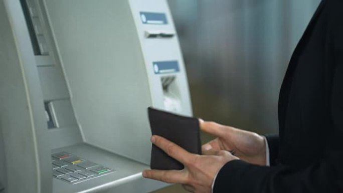 商人在ATM中插入信用卡，输入pin码以收款