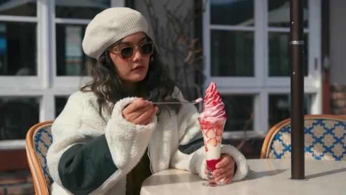 在咖啡馆吃冰淇淋的女人
